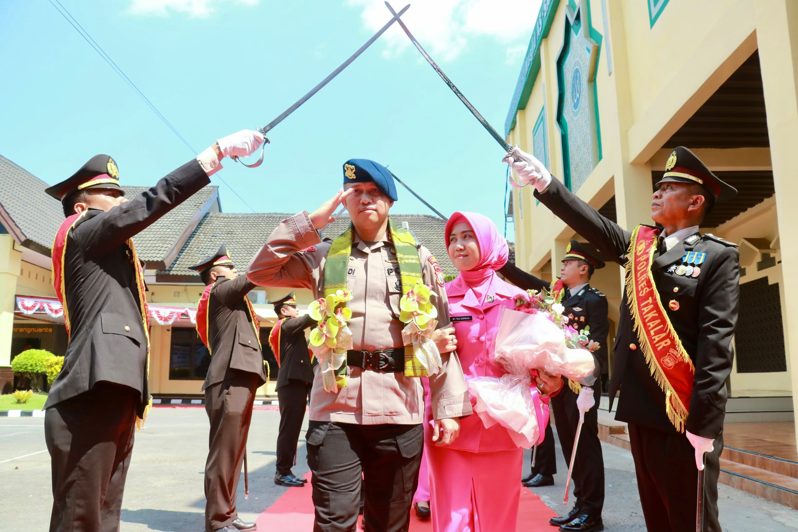 AKBP Ginanjar Fitriadi Resmi Pimpin Polres Takalar, AKBP Supriadi Rahman Dilepas dengan Tradisi Kehormatan
