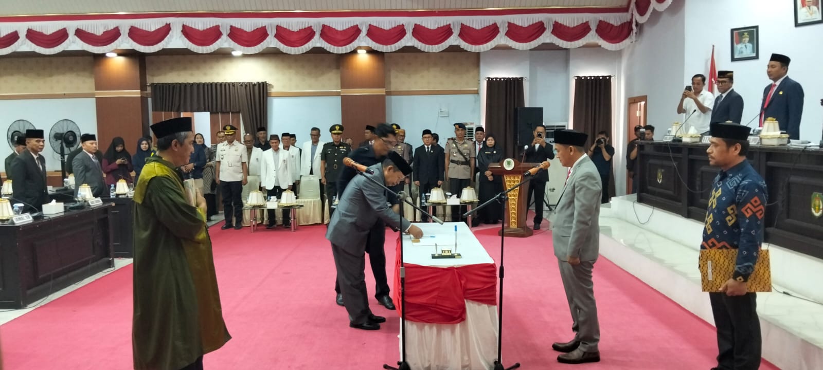 Husain Resmi Lantik Andi Takdir Sebagai Anggota DPRD Luwu Utara PAW Periode 2024–2029