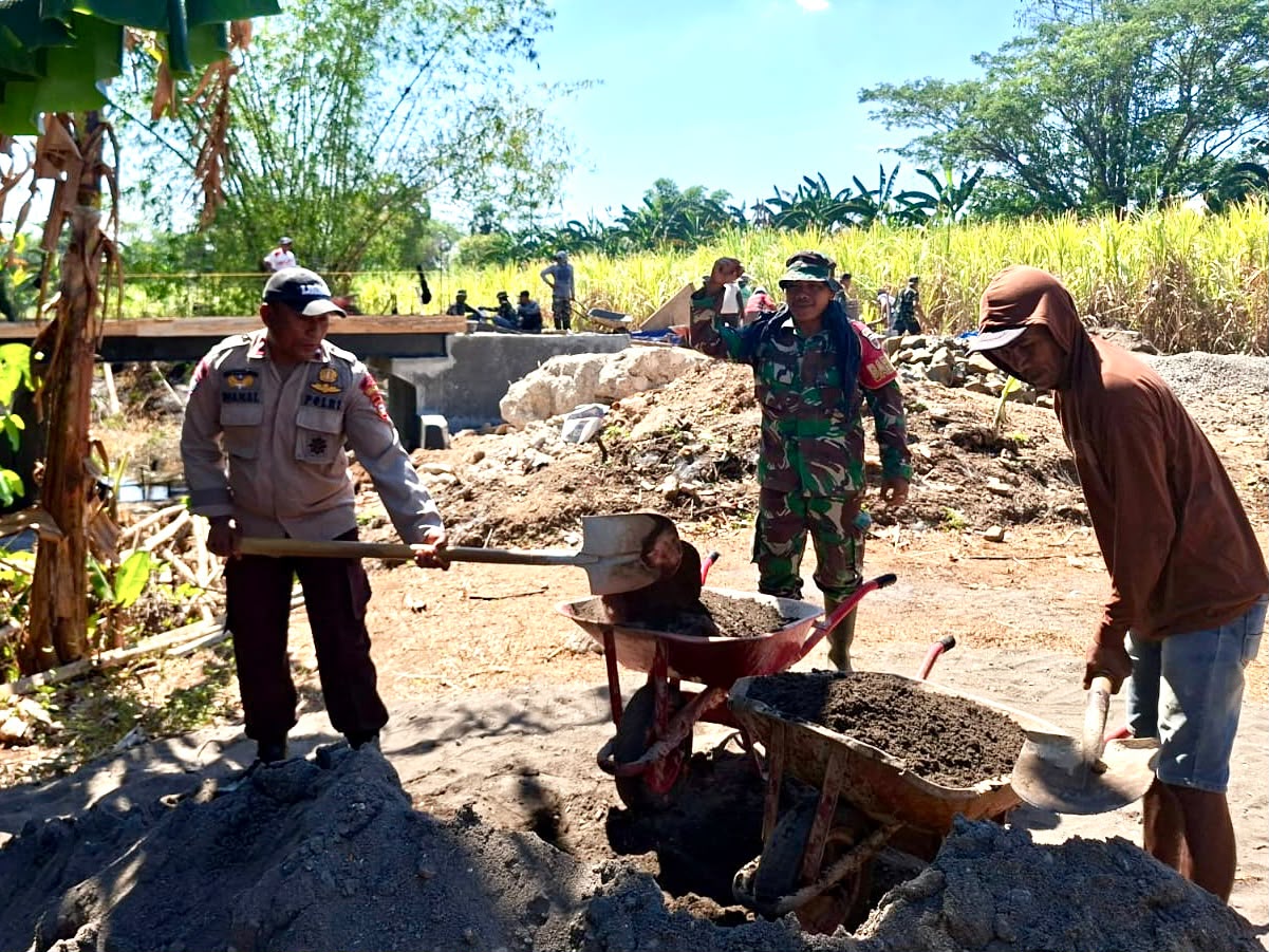 Bhabinkamtibmas Polsek Polut Bersama TNI dan Warga Gotong Royong Bangun Jembatan Merah Putih