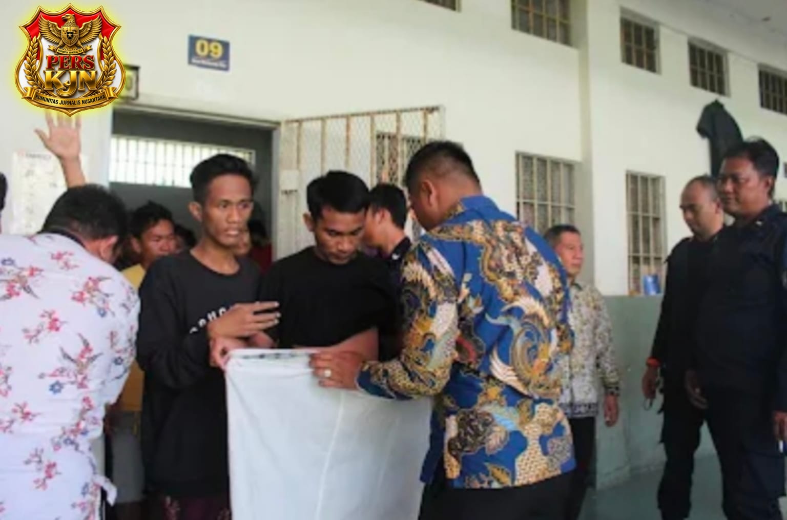 Lawan Narkoba, Rutan Kelas I Surabaya Gelar Operasi Penggeledahan Blok Hunian