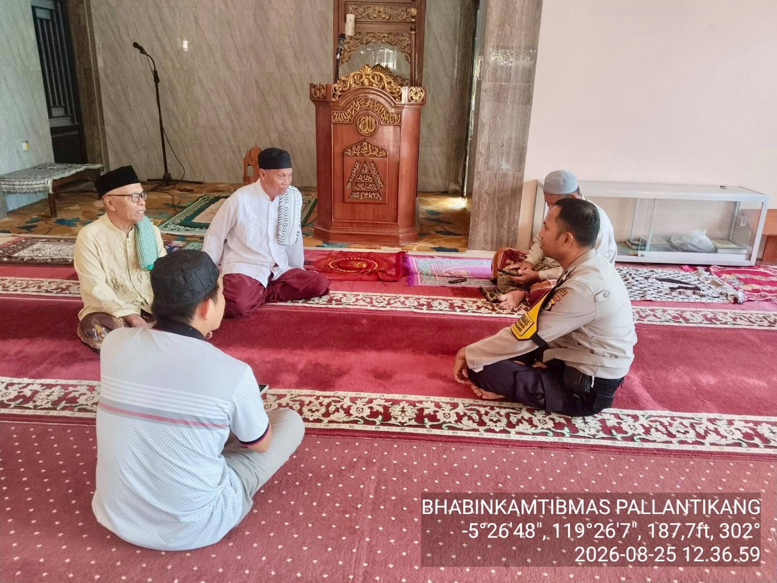 Sholat Dzuhur Berjamaah, Bhabinkamtibmas Pallantikang Ajak Warga Jaga Kamtibmas dan Waspada Kebakaran