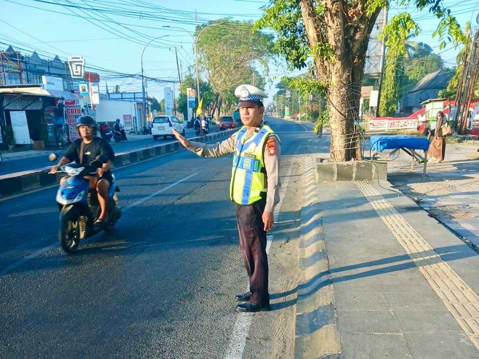 Pagi Hari di Takalar, Polisi Atur Lalu Lintas dan Bantu Siswa Menyeberang