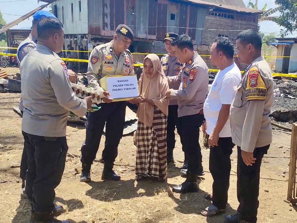 Kapolsek Polsel dan Anggota Bantu Korban Kebakaran, Salurkan Sembako dan Infaq Polres Takalar