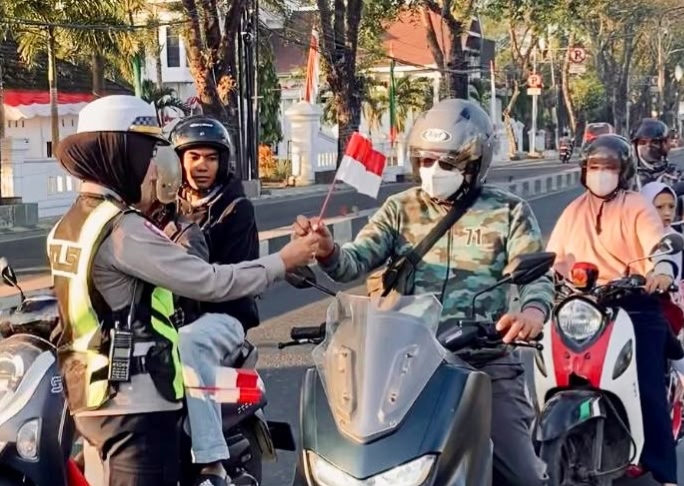 Jelang HUT ke-81 RI, Polantas Takalar Bagikan Bendera Merah Putih kepada Pengguna Jalan