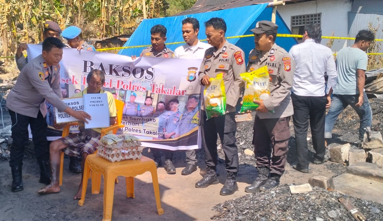 Di Tengah Musibah Kebakaran, Polsek Polsel Hadir Ringankan Beban Warga