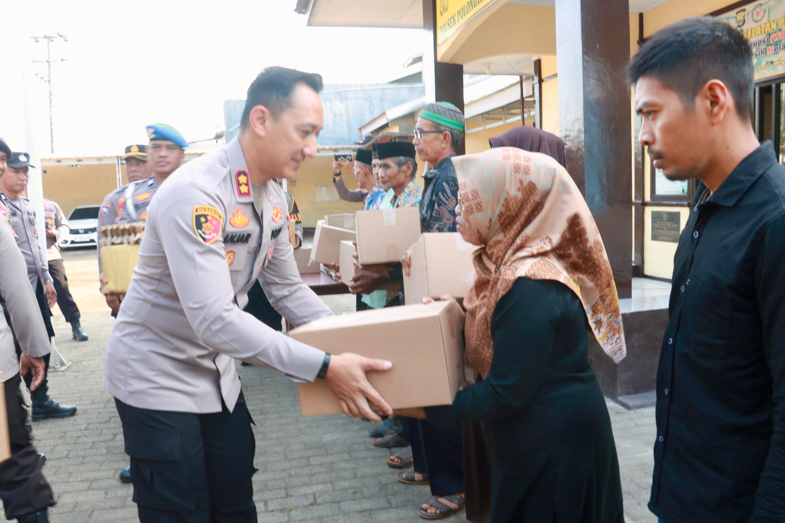 Kapolres Takalar Datangi Polsek Polsel, Cek Personel hingga Bagi Sembako