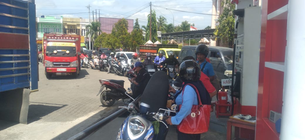 Antrean Pertalite di SPBU Lita Sinjai Disorot, Pelanggan Keluhkan Pembatasan dan Sikap Pengawas