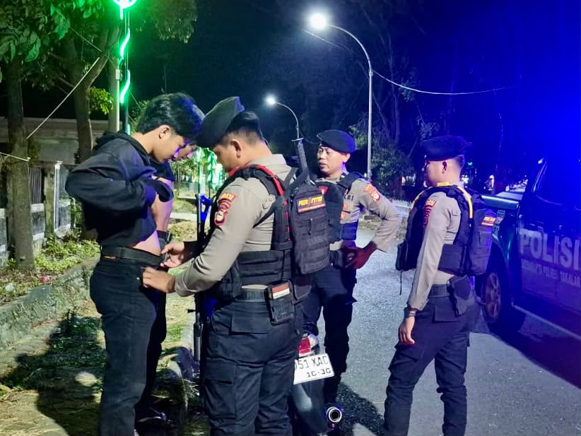 Patroli Blue Light Samapta Polres Takalar Sasar Titik Keramaian, Remaja Nongkrong Larut Malam Diimbau Pulang