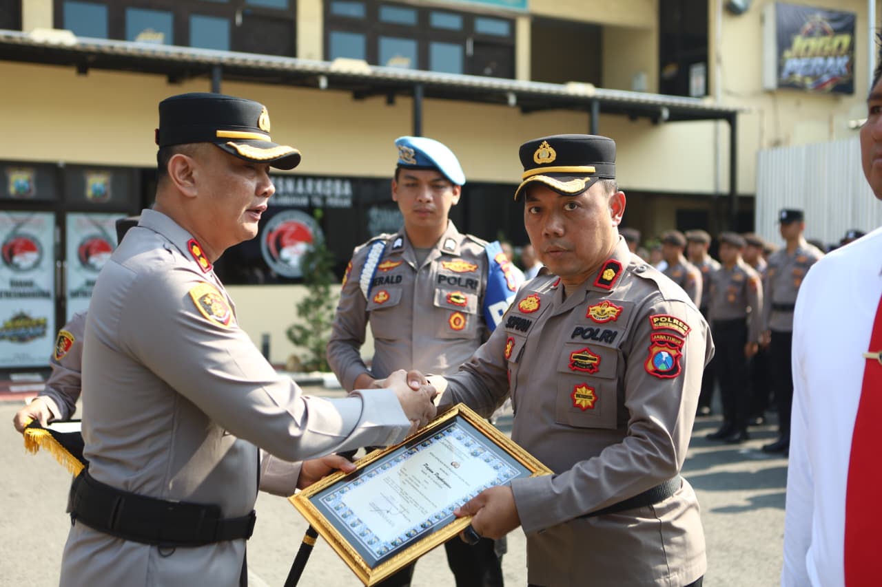 Redam Potensi Konflik SARA Terkait Adzan, Polsek Krembangan Dianugerahi Penghargaan Kapolres Pelabuhan Tanjung Perak