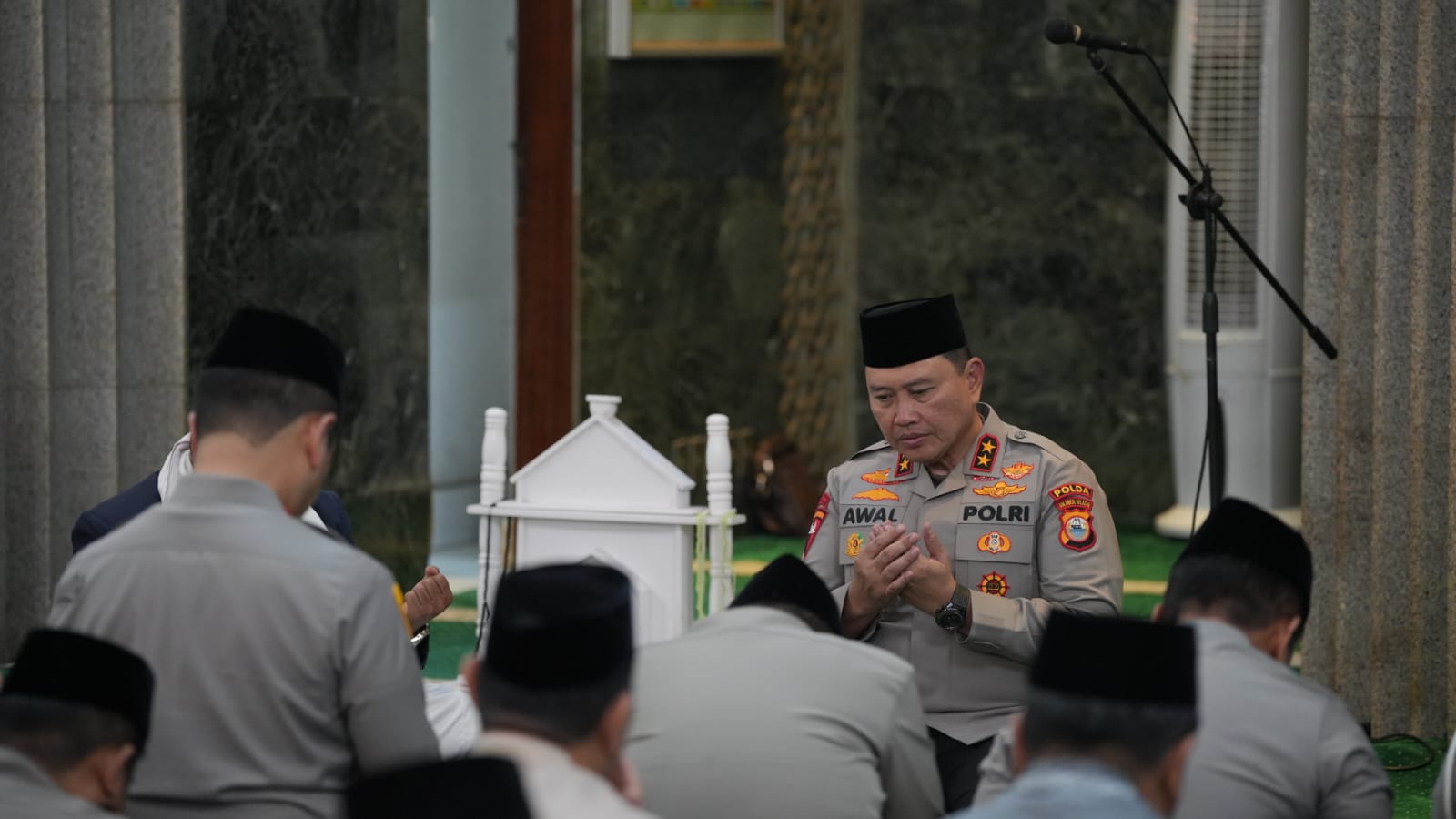 Kapolda Sulsel Bersama PJU Gelar Shalat Subuh Berjamaah di Sejumlah Masjid di Makassar