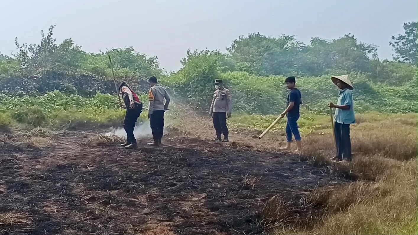 Gerak Cepat Polsek Galesong Selatan Padamkan Kebakaran Lahan Bekas Empang di Takalar