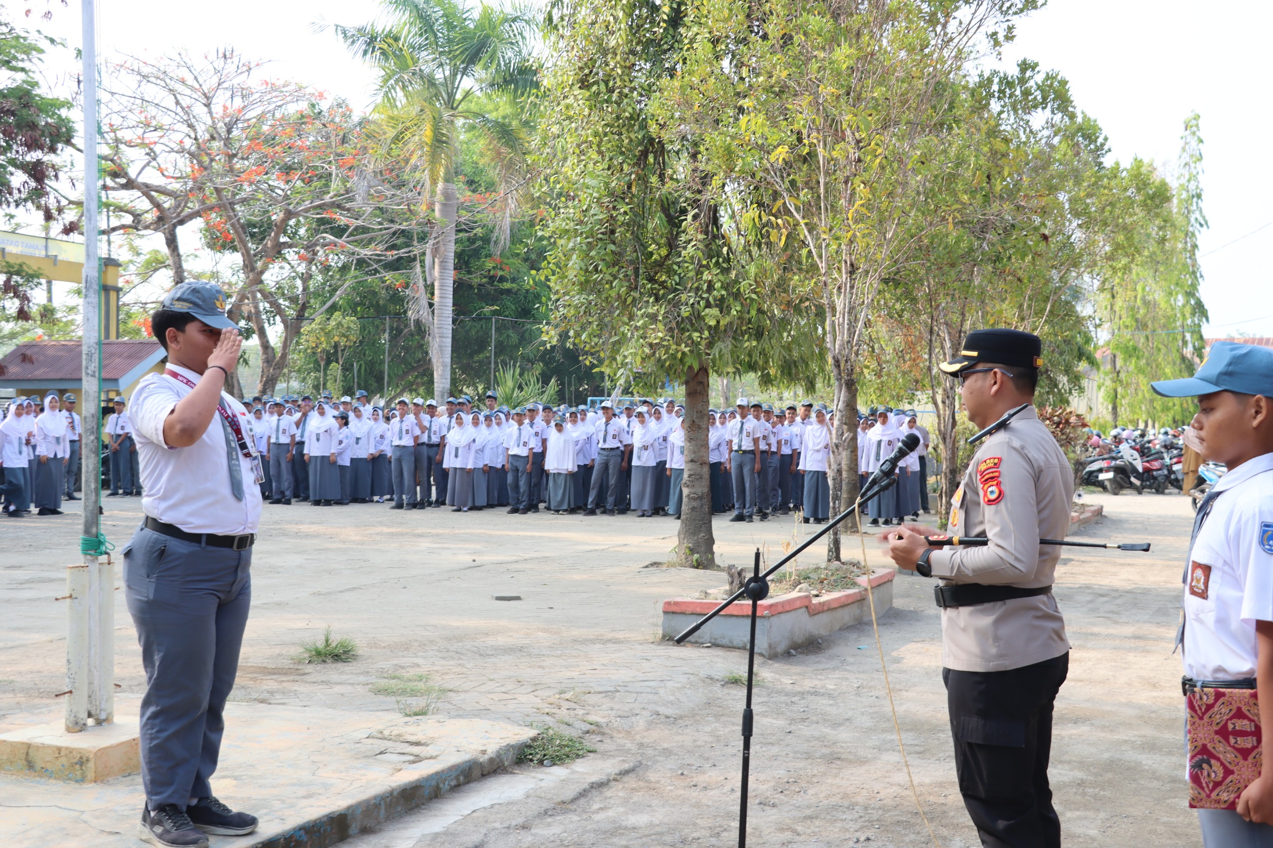 Pembina Upacara di SMAN 5 Sinjai, Ajak Pelajar Tingkatkan Disiplin