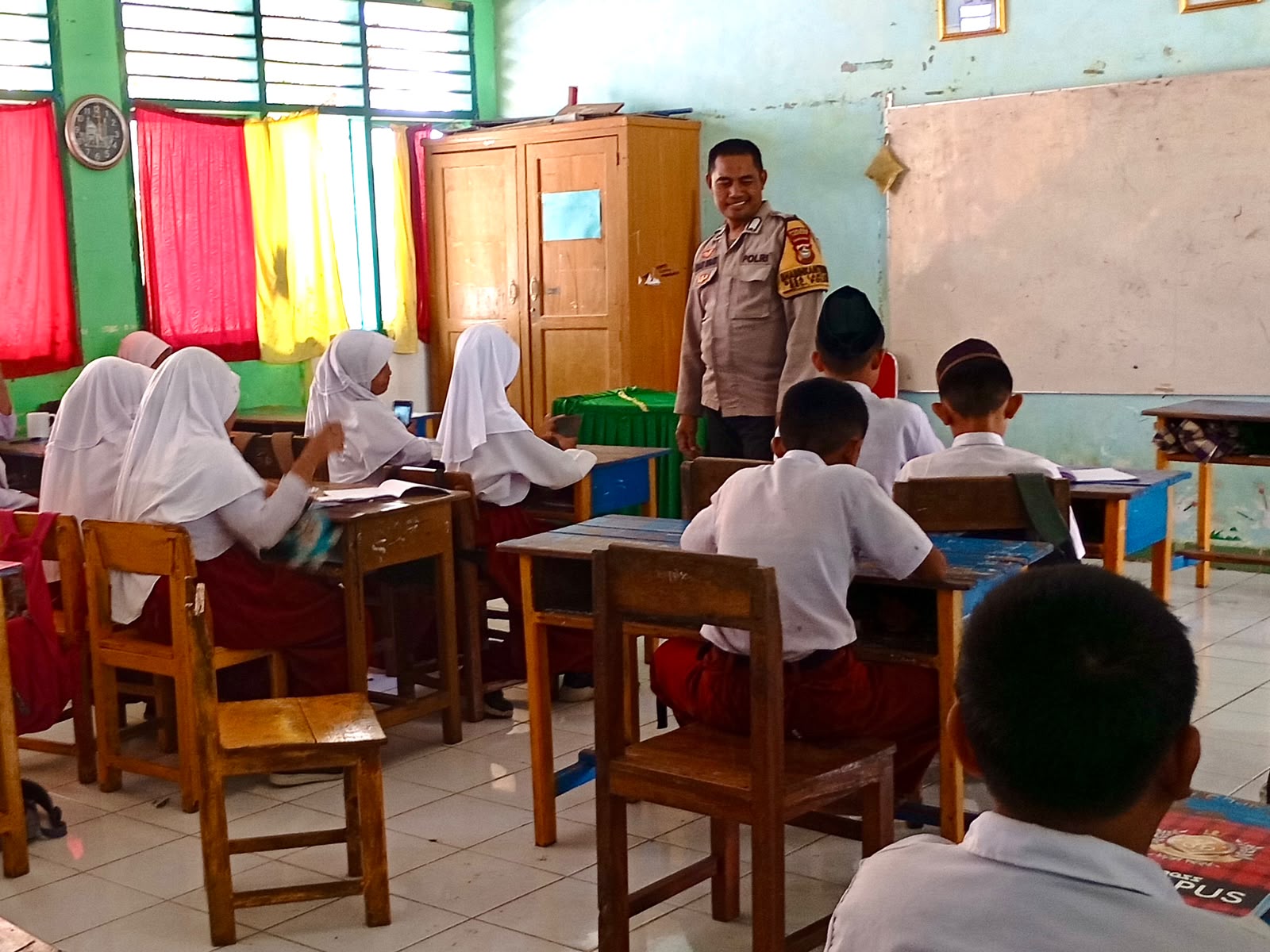 Lewat Program POLINDIK, Bhabinkamtibmas Polres Takalar Edukasi Siswa SD tentang Anti-Perundungan dan Tertib Berlalu Lintas
