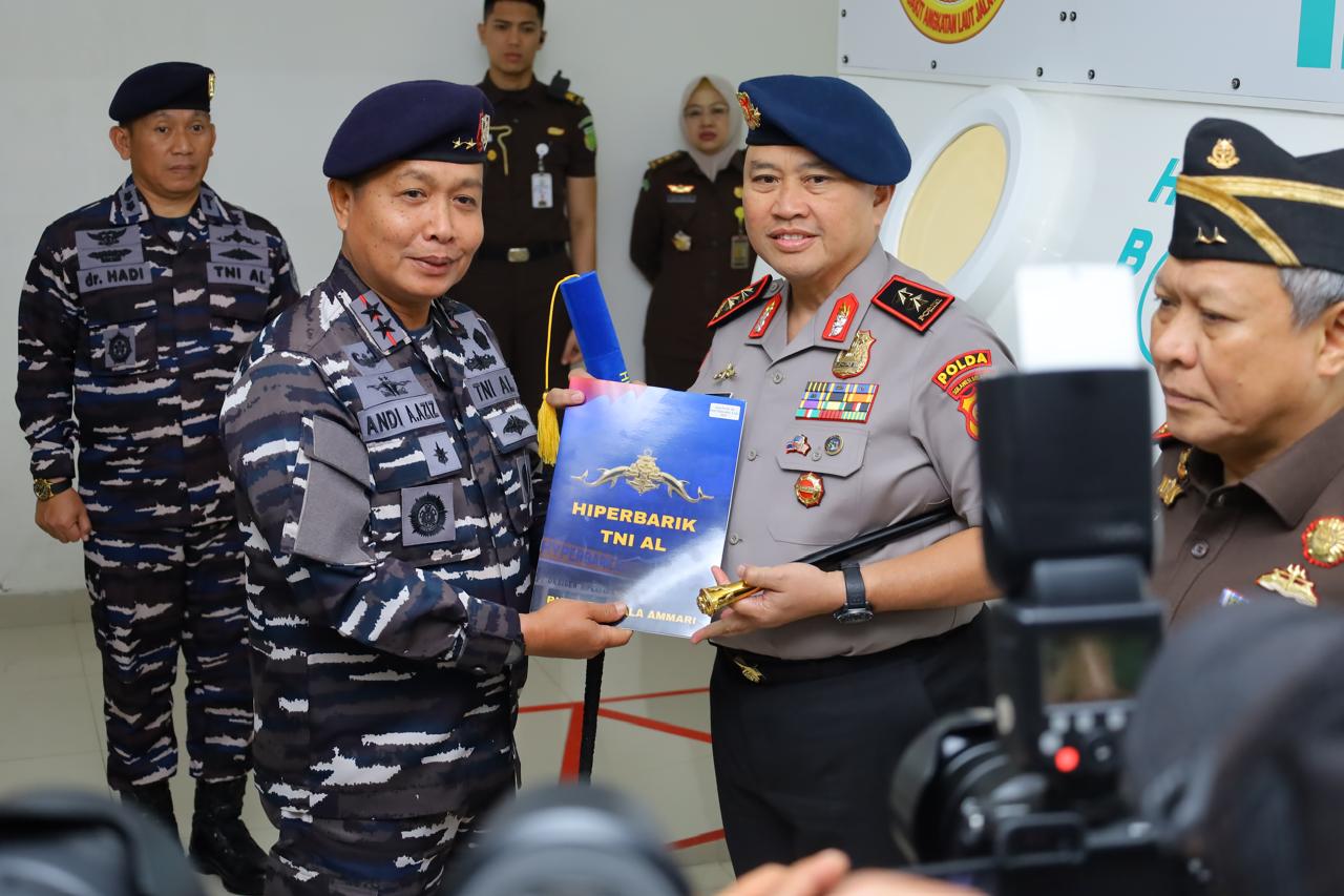 Momentum Hari Kesehatan TNI AL 2026, Kapolda Sulsel Terima Brevet Kehormatan Hiperbarik dari Dankodaeral VI