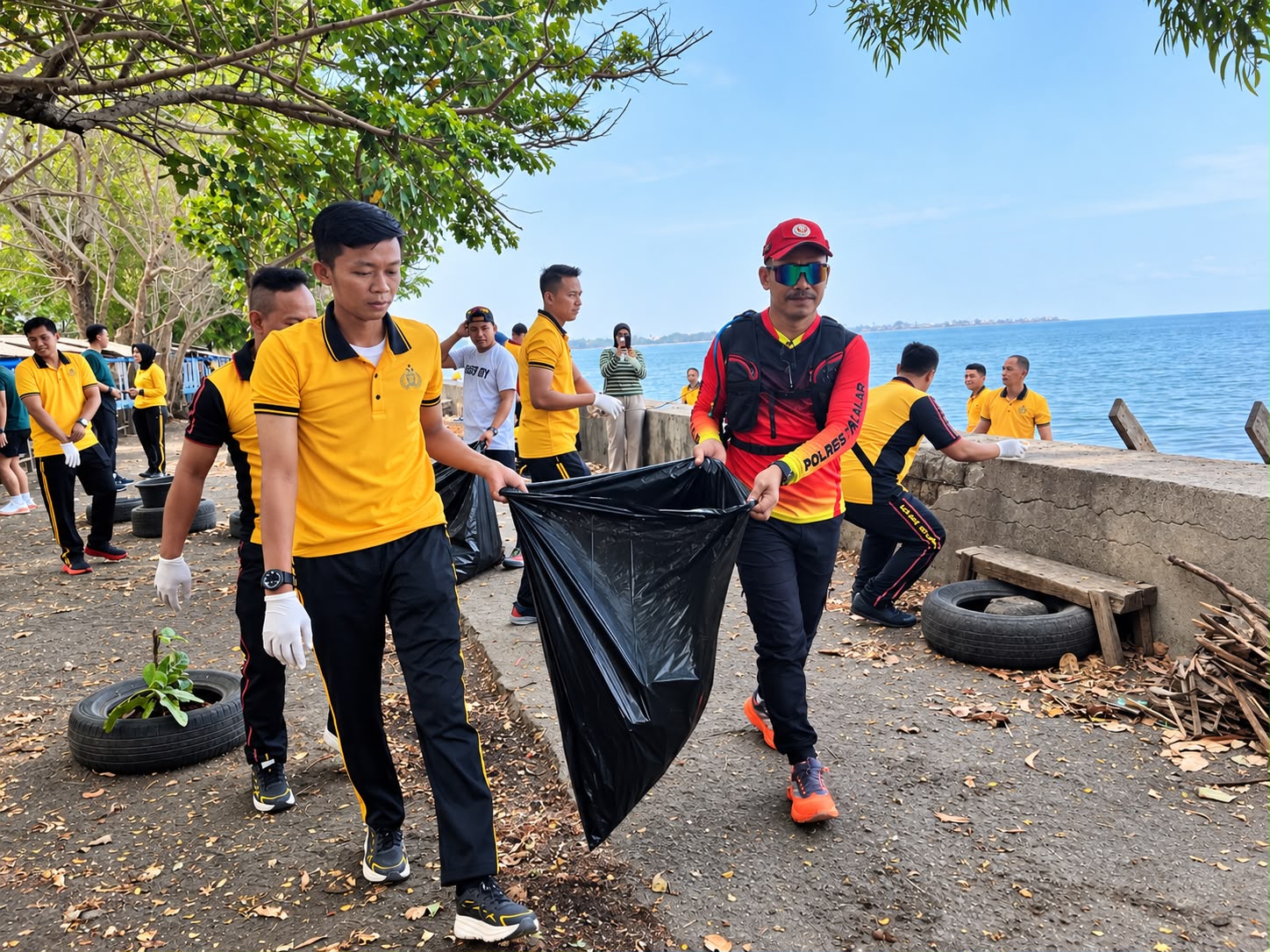 Green Policing di Topejawa, Polres Takalar Ajak Warga Rawat Lingkungan Pesisir