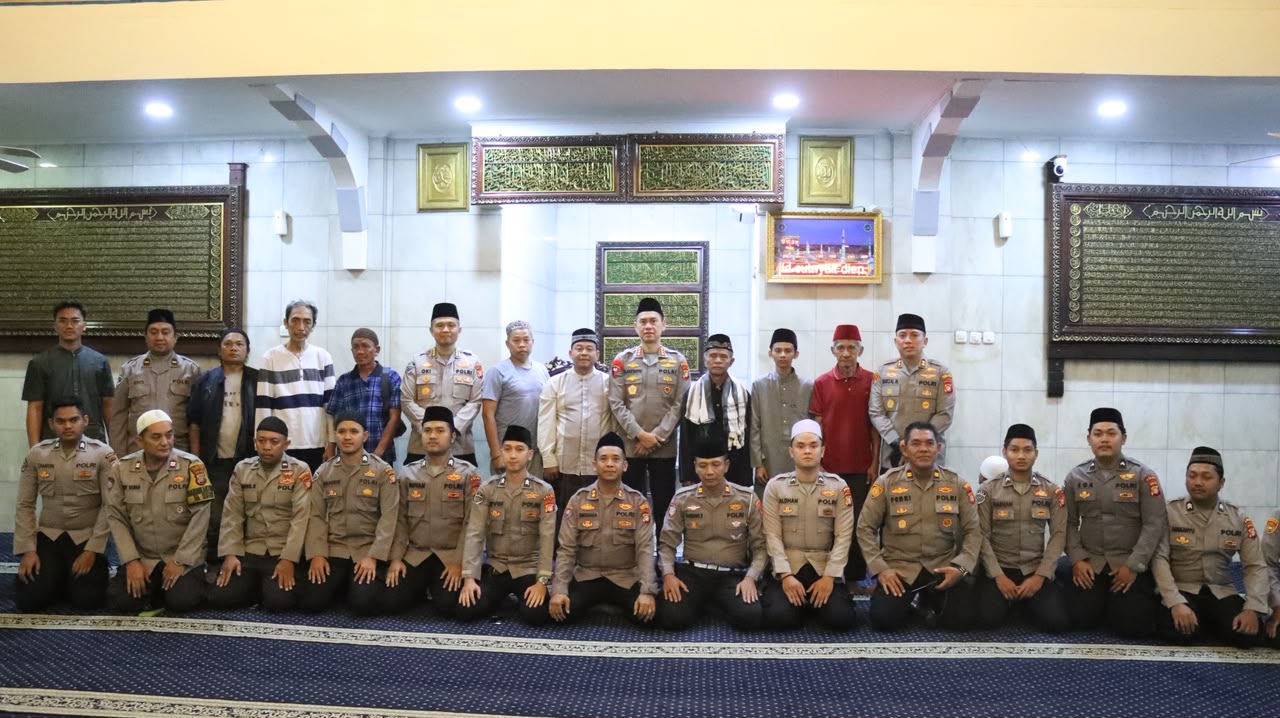 Perkuat Kedekatan dengan Masyarakat, Wakapolres Jakpus Dampingi Kapolda Metro Jaya Sholat Subuh Berjamaah di Menteng