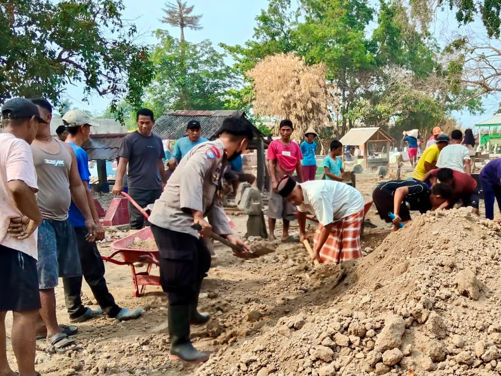 Polisi dan Warga Gotong Royong Benahi Pemakaman di Takalar, Wujud Nyata Program Polisi Bersama Masyarakat