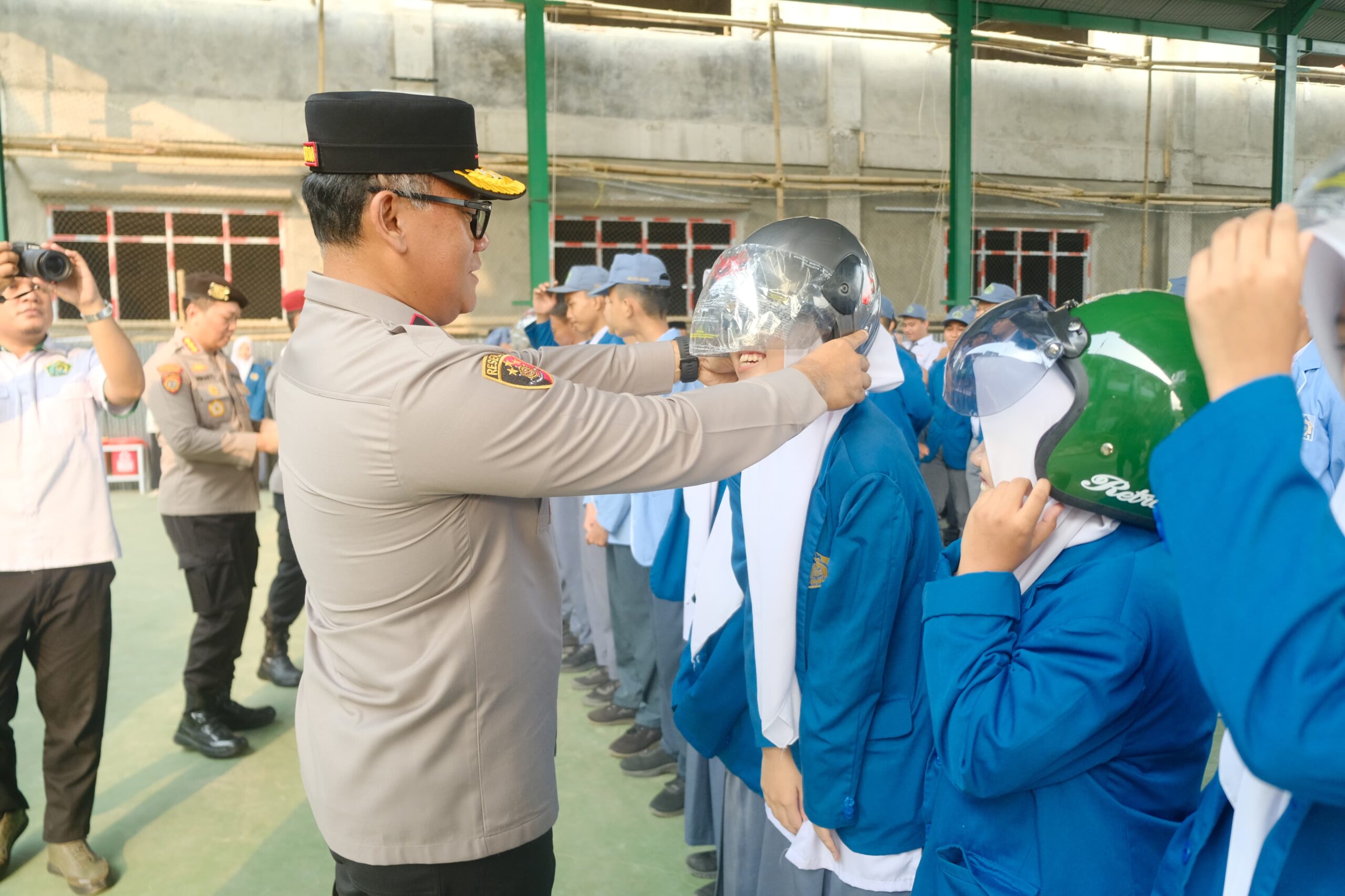 Wakapolda Sulsel Jadi Pembina Upacara di MAN 3 Makassar, Ini Arahannya