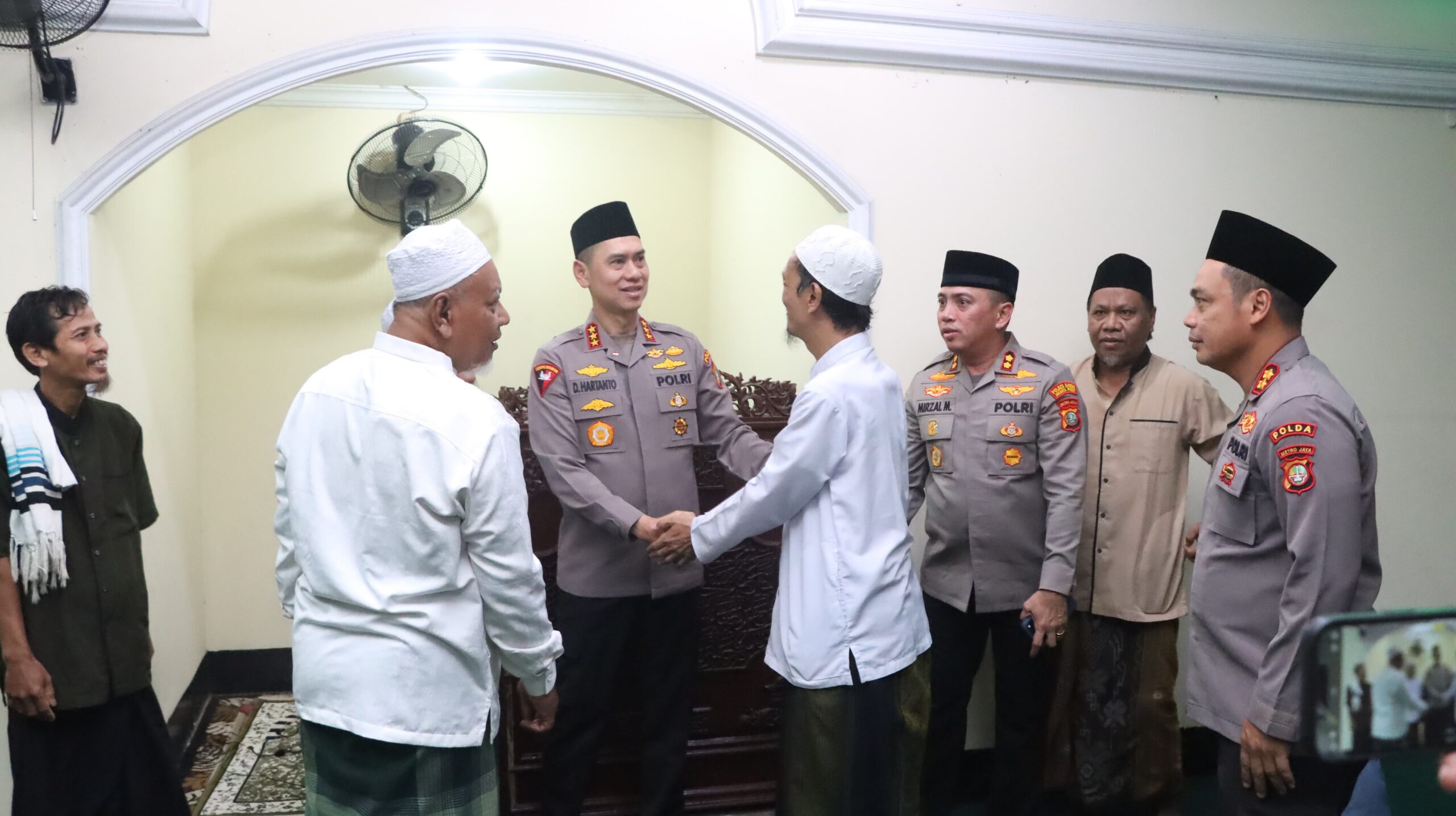 Kapolres Metro Jakarta Pusat Ajak Warga Menteng Perkuat Kamtibmas Lewat Subuh Keliling Bersama Kapolda Metro Jaya