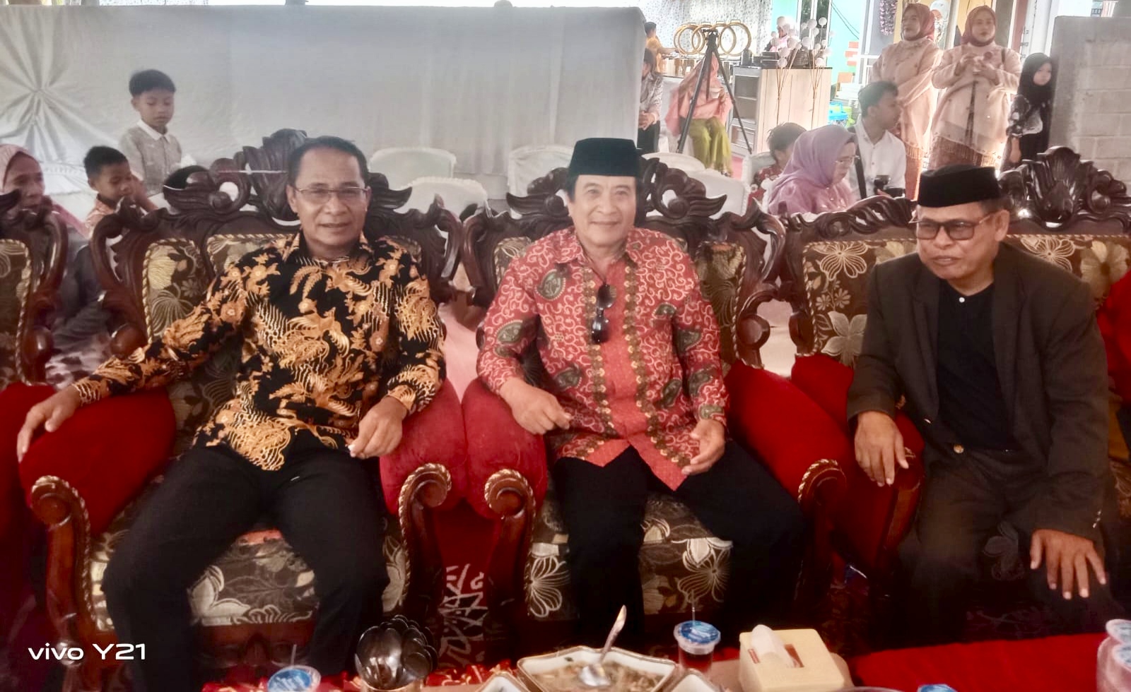 Mantan Ketua DPRD Luwu Utara Drs. Basir Hadiri Ma’parola Pernikahan Fahmi‑Nirwanti di Desa Bumi Harapan