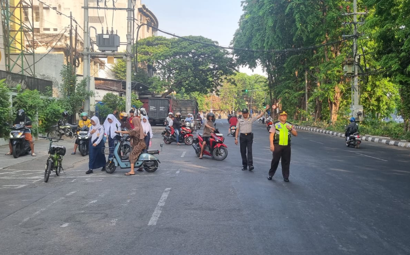 Polsek Pabean Cantikan Gelar Gatur Pagi di SMPN 8 Surabaya, Jamin Kelancaran Arus Lalu Lintas